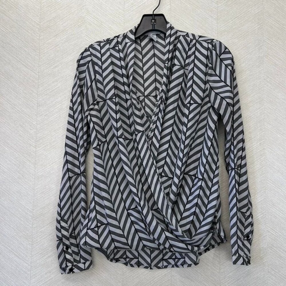 H&M Black and White Drapes Geometric Print V-Neck Womens Size 4